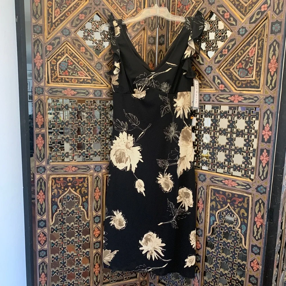 NWT floral dress knee length with flowy cap sleeves 🌸🌼 - Picture 2 of 8